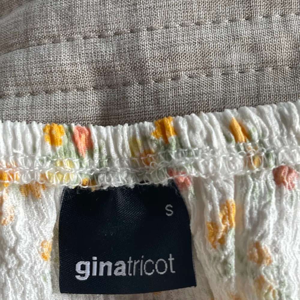 Jättesöt klänning från GinaTricot. Stl. S. Oanvänd. 98% polyester, 2% elastan. Foder i 100% polyester.. Klänningar.