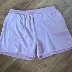Juicy shorts storlek 15-16. Aldrig använda med lappen kvar. Färg pink nectar och längt cirka 170-176. De blev aldrig använda och var inte rätt storlek. Originalpris 450kr