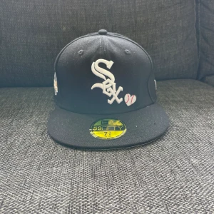 New era cap - Säljer nu min trendiga new era keps eftersom den var för liten. 58,7cm