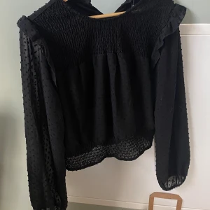 Svart blus  - Superfin svart blus💗Tyvärr kommer den inte till användning, använd kanske 3 ggr! Den är i storlek L men tycker mer den är som en S. Skriv för fler bilder.