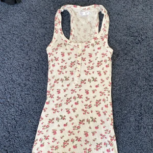 2 somriga linnen - Säljer två linnen tillsammans, de är samma modell bara olika färger. Storlek XS men passar storleken S också. 