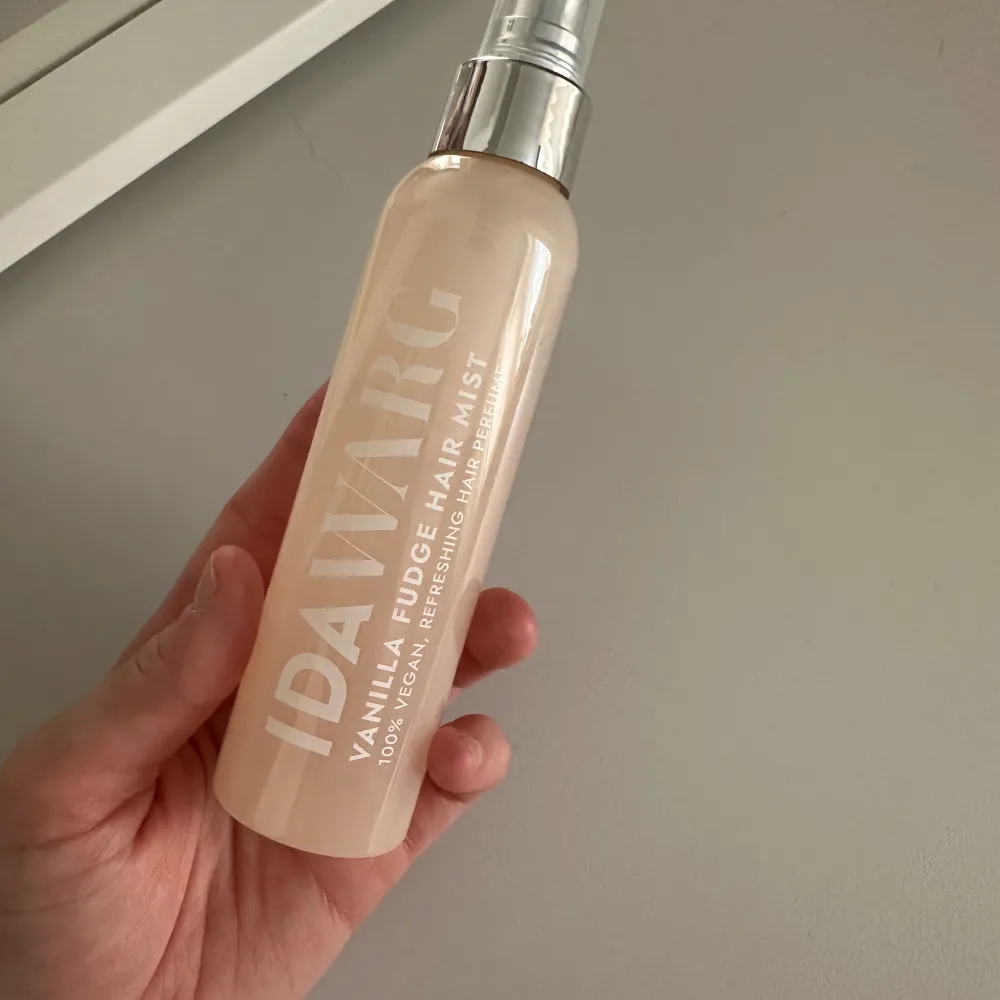 Hair mist från Ida varg, helt ny. Doft av vanilj, endast testad en gång men köpte fel doft. . Parfym.