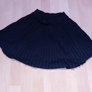 Svart kjol - Hej! Jag säljer både denna snygga kjol Som är i storlek XS och är i jättebra skick. Priset för denna kjol är 30 kr och köparen står för frakten. Om du är intresserad, skicka mig ett meddelande. Tack!