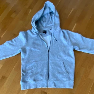 En grå dragkedje kofta från Jack & Jones  - I väldigt bra skick använd en gång till skolan. Säljer den pga för stor för mig 