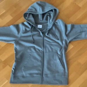 En grön dragkedje kofta från Jack & Jones  - Väldigt bra skick. Aldrig använd för den är för stor 