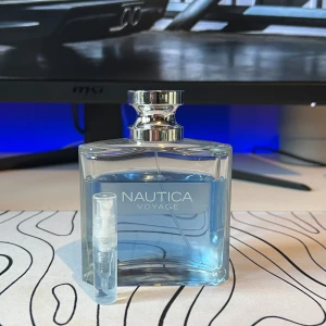 Nautica Voyage - 4 ml sample av den populära parfymen Nautica Voyage 🍦 Köp en billig sample av parfymen innan du köper den så du får se om du gillar hur den luktar och beter sig på din hud🙂‍↔️