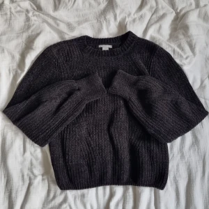 Svart stickad tröja  - Svart stickad tröja i tjockt material, super skönt på vintern, från HM i strl. XS 
