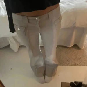 Fina jeans från hm💗 - köpte på plick men var för korta på mig, tror de är storlek 32(ingen lapp), stretchiga så passar fler💕innerbenslängd: 72cm(tror de är uppsydda eftersom de är kortare än mina andra jeans i samma modell i grön, men märks inte💗1 bilden är lånad