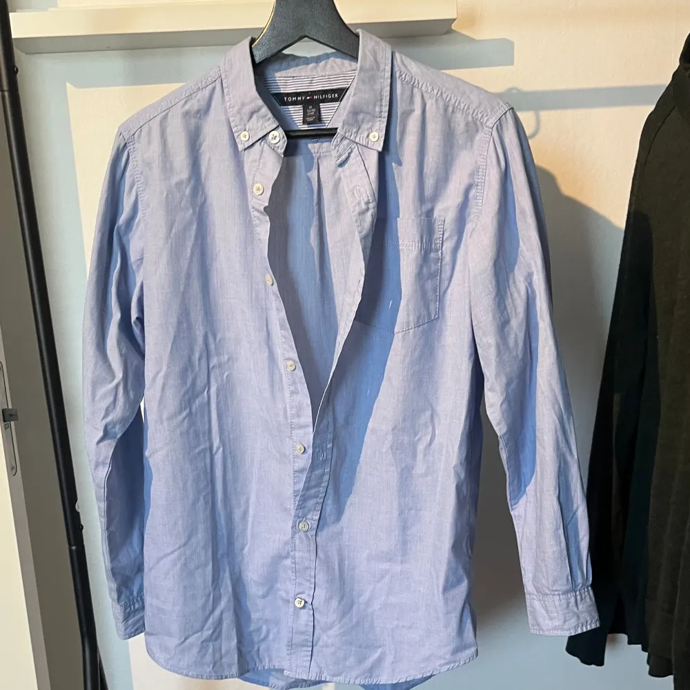 Säljer en riktigt snygg Tommy Hilfiger skjorta som inte längre kommer till användning ❗️Storleken är XL i barnstorlek, så kan tänka mig att den passar XS 🔥 Bra skick ungefär 7/10 skulle jag säga ❗️Tveka inte på att höra av dig vid fundering ‼️. Skjortor.