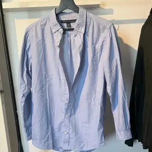 Säljer en riktigt snygg Tommy Hilfiger skjorta som inte längre kommer till användning ❗️Storleken är XL i barnstorlek, så kan tänka mig att den passar XS 🔥 Bra skick ungefär 7/10 skulle jag säga ❗️Tveka inte på att höra av dig vid fundering ‼️