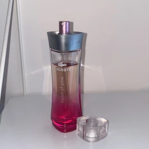 LACOSTE parfym - väldigt fin och god parfym doftar blommigt, fräscht och lite ”feminint”. Säljer då jag inte använder den längre.  Pris går att diskuteras 