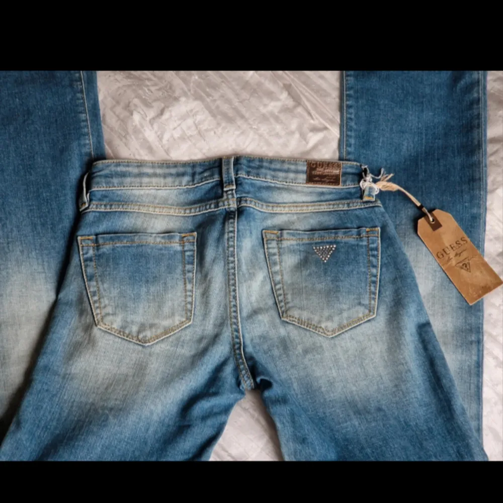 Galet snygga lågmidjade bootcut jeans från Guess, nya och storlek 24 dvs XXS/XS. Midjemåttet är 33 cm platt och innerbenslängden är 85 cm 💕. Jeans & Byxor.