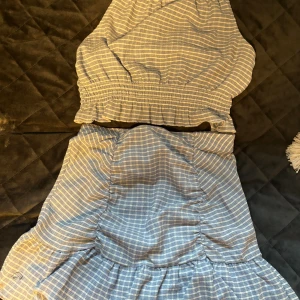 Sommar set - Fint blått sett från Gina tricot. Väldigt lite använt. Egna bilder kan fås vid intresse. 