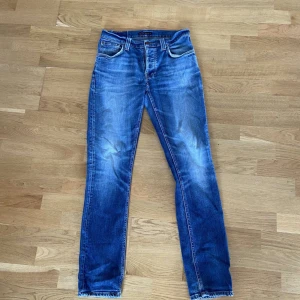 Nudie jeans  - Tjo!Säljer ett par feta nudie jeans.Dom är i riktigt fint sick och passar som slim fit.Kontakta för mer informationen 
