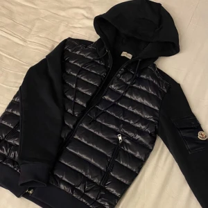 Moncler cardigan - Säljer denna mongoler cardigan. De är killmodell i storlek L/4. Navy blue färg!