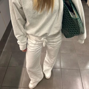 Alobha linnebyxor  - Helt nya, oanvända linnebyxor från Alobha Label. De är i storlek M men är lite små i storleken, så passar även S. Säljer då jag inte tycker dem passar på mig🥰🥰Om du har frågor är det bara att kontakta mig!  Nypris: 900 kr + 40 kr frakt, helt slutsålt