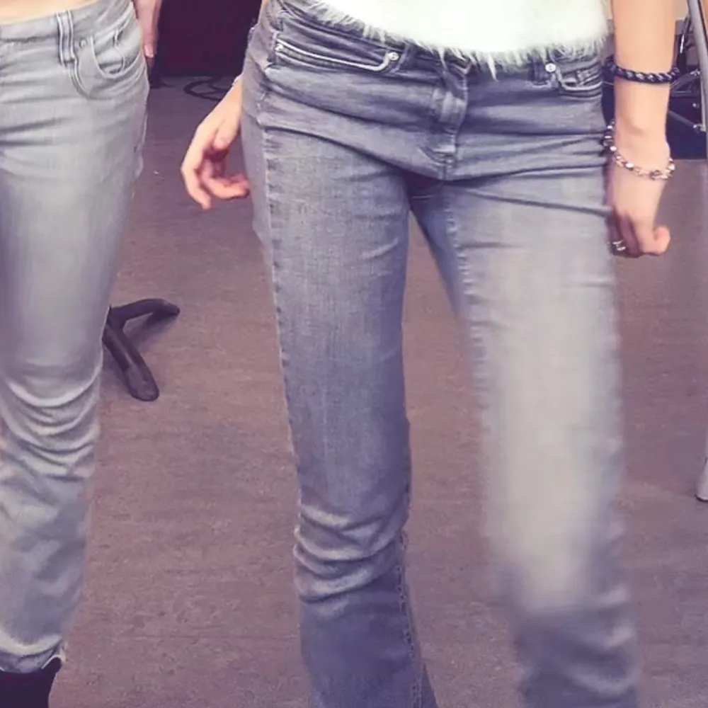 Jättesnygga bootcut jeans från only💕💕Tryck på köp nu . Jeans & Byxor.
