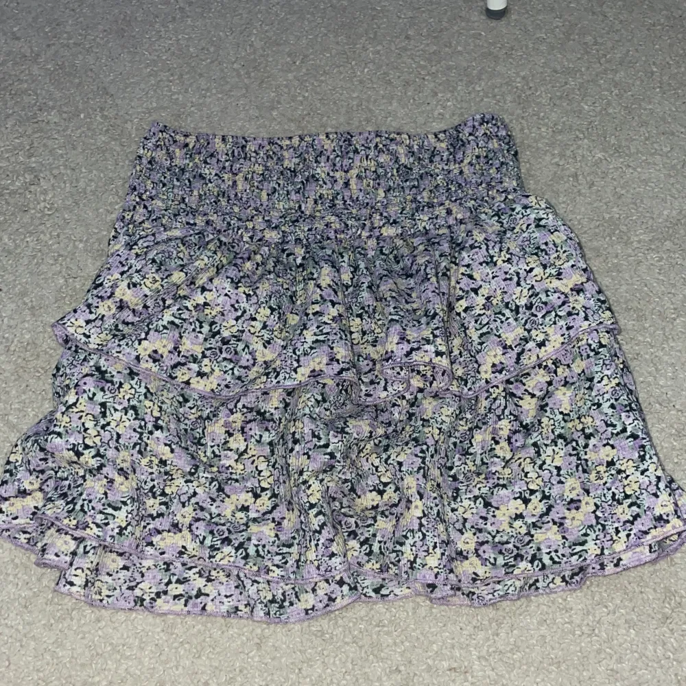 Säljer min Ginatricot kjol för den är inte något jag använder längre tyvärr men den är super fin till sommarn när man är brun💗☀️skriv för fler bilder så fixar jag💗. Kjolar.