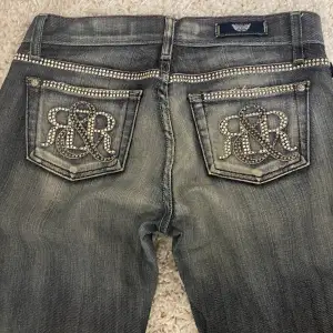 Vintage flare/bootcut rock and republic jeans med strass på fickorna. Så fina men kommer tyvärr inte till användning- är i  bra skick och storlek 26 men kunde även passa 27!
