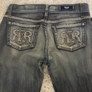 Rock and republic jeans - Vintage flare/bootcut rock and republic jeans med strass på fickorna. Så fina men kommer tyvärr inte till användning- är i  bra skick och storlek 26 men kunde även passa 27!