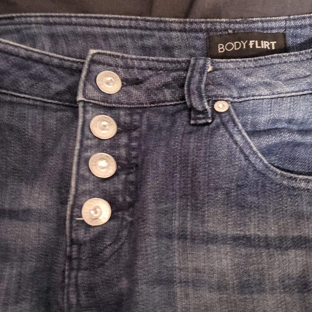 Jätte snygga jeans från bodyflirt med flera knappar, pris kan alltid diskuteras♡. Jeans & Byxor.
