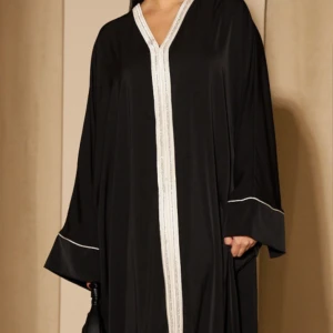 Svart abaya - Svart skön abaya med fina detaljer. Perfekt till sommaren!