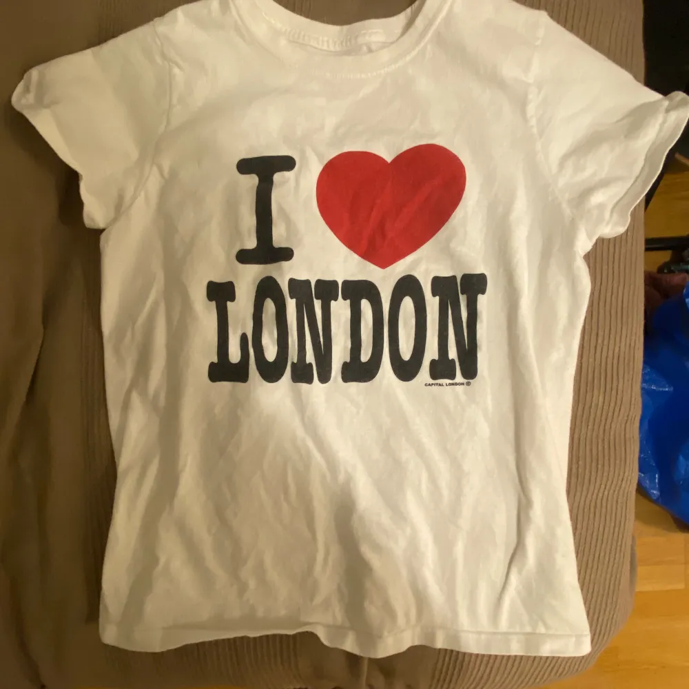 köpt i london storlek s i damstorlek. T-shirts.