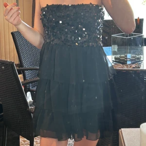 Fest klänning  - Oanvänd klänning, men tyvärr för stor för mig nypris-600kr 