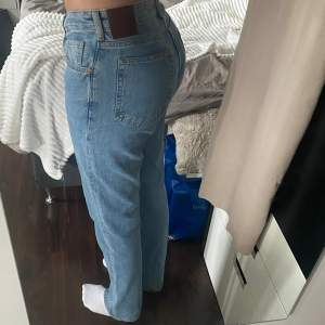 Blå jeans med rak modell från bikbok i storlek 28/34. Jeansen är långa och passar mig som är 182cm lång. Använd fåtal gånger och säljes för 350kr💙