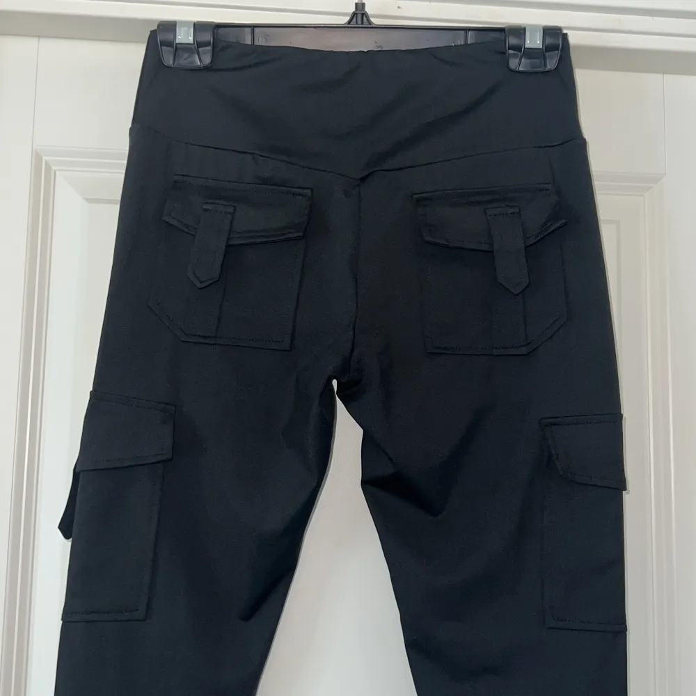 Säljer dessa cargo leggings dom är oanvända helt nya köpte dom för 300kr men säljer dom för 250kr och är i storlek M:). Jeans & Byxor.