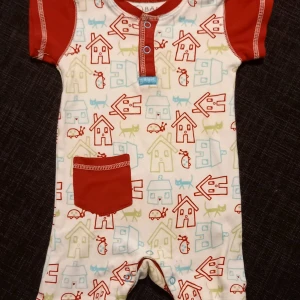 Playsuit/jumpsuit strl. 62 - Playsuit/jumpsuit/onesie med korta ärmar och ben från Bäbis i storlek 62. I fint begagnat skick, inga hål eller fläckar. Unisex  Tvättad i parfymfritt tvättmedel och utan sköljmedel.