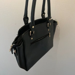 Fin handväska - Använd ett fåtal gånger men är mest i garderoben o dammar. 