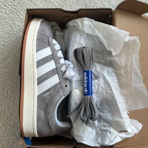 Campus 00 adidas gråa  - Köpta här på plick, så finns inget kvitto!!! Storlek 39, aldrig använda. Kartong medföljer och gråa skosnören 