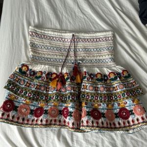 Kjol från Zara - Kjol från Zara, använd ett fåtal gånger. Några av de silvriga detaljerna har lossnat, men syns knappt. Säljer då den inte används längre.