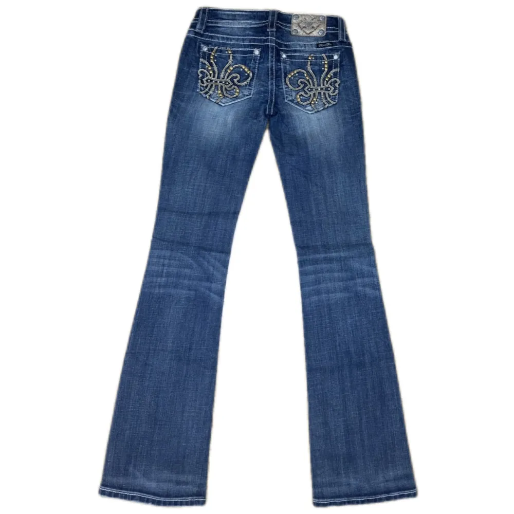 Miss Me jeans i modellen ”signature/boot” midjemåttet rakt över är 38cm. Ytterbenet 110cm och innerbenet 87cm. Jeansen är som helt nya. Kontakta vid intresse!. Jeans & Byxor.