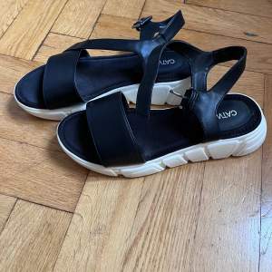 Säljer ett par svarta sandaler i storlek 37 knappt använda