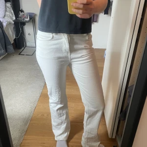 Vita jeans - Kommer inte till användning 💗 Innerbenslängd: 80 cm Midjemått: 40 cm