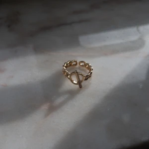 Ring från yomie💕 - Yomie har fina kvalitativa prisvärda ringar som endast kostar 119kr 💕 Alla är vattentäta och gjorda av rostfritt stål 💛 Ringarna orsakar alltså inga utslag 💕Denna ring är justerbar & i färgen guld 💛 För fler frågor/bilder skicka ett meddelande💕