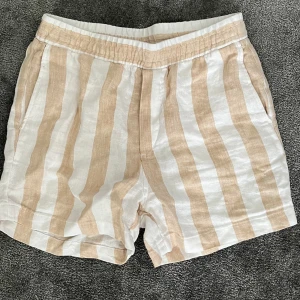 Linneshorts - Säljer nu mina linneshorts från HM, då dem är för små och är endast använd 2 gånger. Skicket är som nytt, Det är bara att skriva vid frågor.