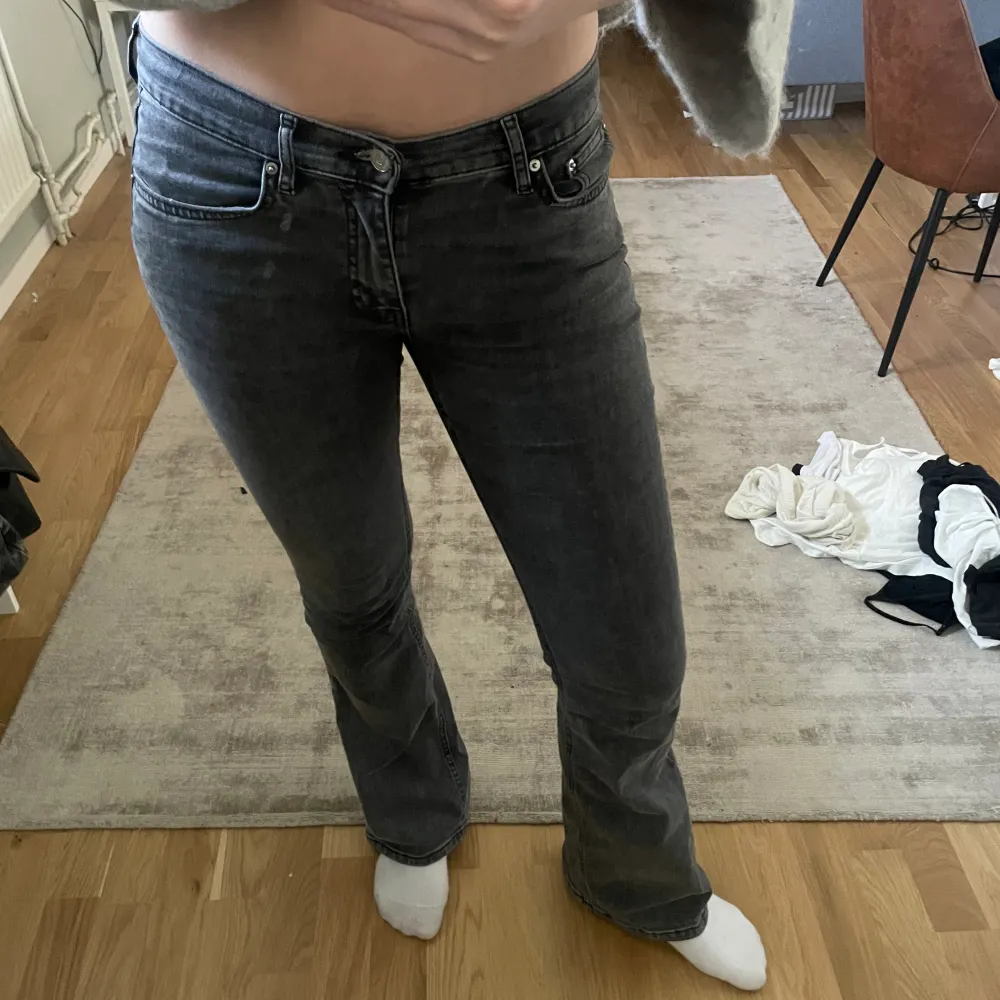 Low waist bootcut jeans från gina! . Jeans & Byxor.