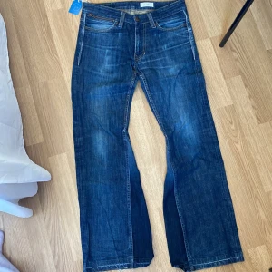 Lowwaist kuyichi jeans flare vintage  - Storlek 40 Rätt stora i storlek Har en blekt cirkel på höger bakficka  