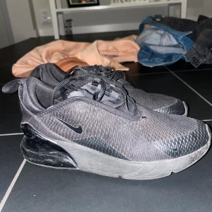 270s Nike skor  - Säljer dessa Nike skor i modellen 270. Kontakta vid funderingar och köparen står för frakten. ❤️