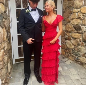 Balklänning  - Säljer denna super fina balklänning som är helt oanvänd💕 Nypris är 2500kr och den är i storlek 36💕