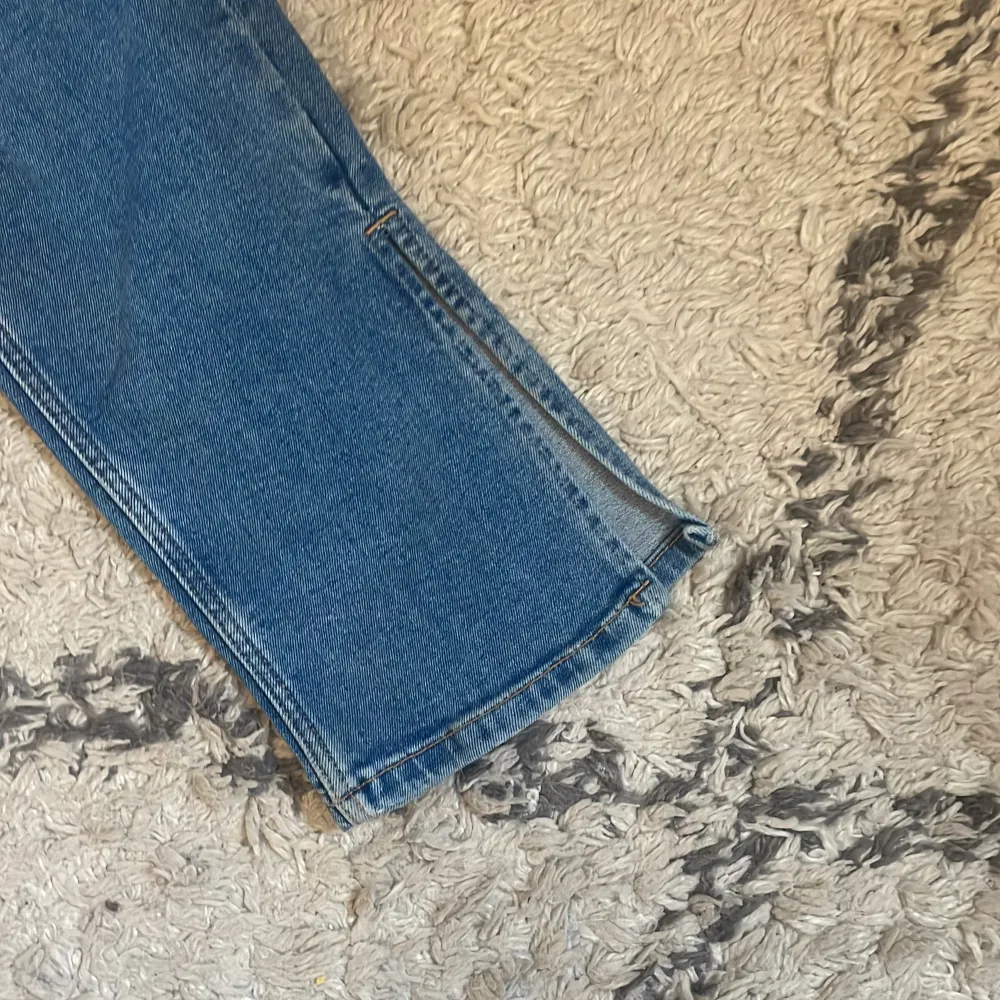 Jeans från zara mörk blå använda några gånger inte alls många gånger  jätte fina med slits❤️. Jeans & Byxor.