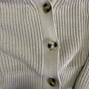 Beige kofta - Beige Ribbstickad Kofta från H&M. Bra kondition och skön att ha på sig. Köptes för 249kr. 