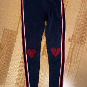 Leggings strl 140 - Begagnat skick. Katt finns i hemmet (allergivänlig ras). Jag är väldigt mån om mina köpare. Skulle du vara missnöjd med ditt köp så ta gärna kontakt med mig innan dåligt omdöme, så har jag en chans att rätta till det.