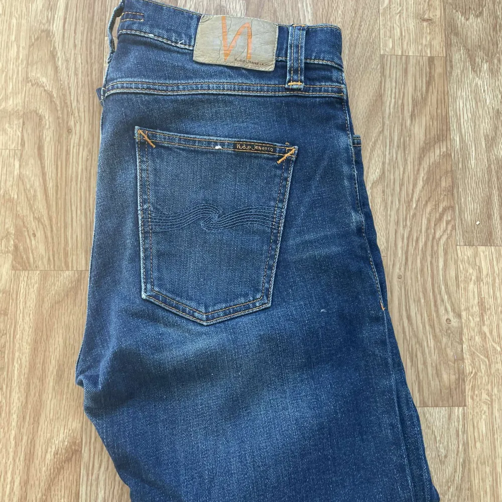 Ett par feta Nudie jeans i bra skick! Storleken är 29:32 men de är omsydda så passar någon på ca 175🍾skriv vid funderingar🤙. Jeans & Byxor.