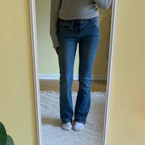 Lågmidjade bootcut jeans från zara. Dem är i strl 38 men passar mig som brukar ha S/36, vid fråga går det jättebra bra att höra av sig!!🌸