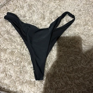 Bikini underdel - Helt oanvända bikini underdel med scrunch där bak. Nyskick. Nypris 199kr