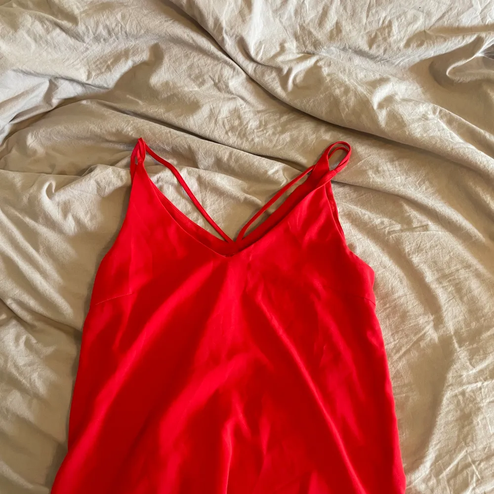 Röd blus i storlek 38 med en liten fläck under bröstet men inget som syns jättebra🩷 skriv om ni har frågor. Blusar.